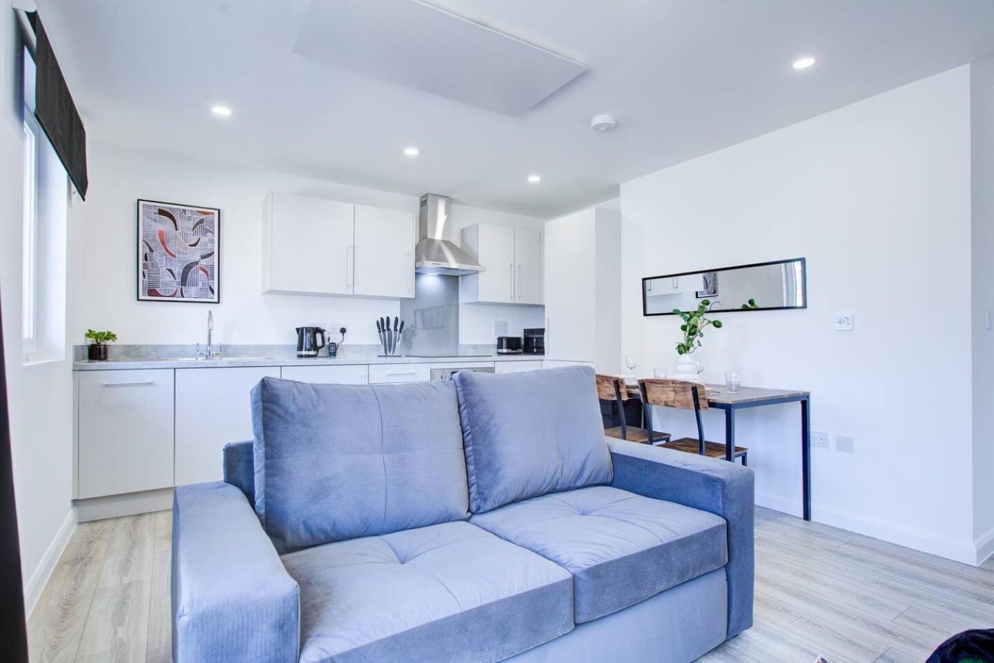 Apartment Ashford Station Suites: Spacious 2br With Parking & Fast Wi-fi Ashford (Kent)