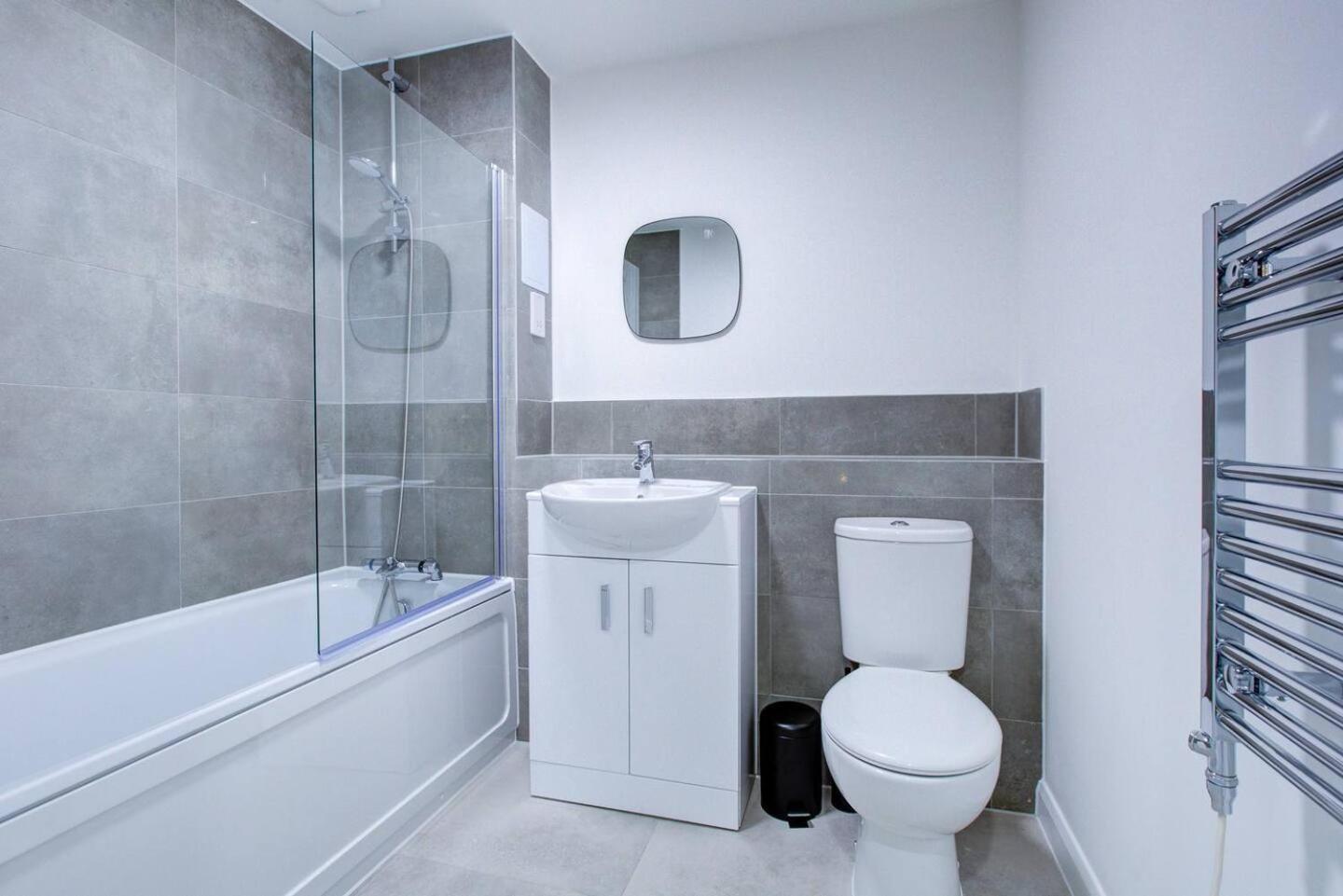 Ashford Station Suites: Spacious 2br With Parking & Fast Wi-fi Apartment